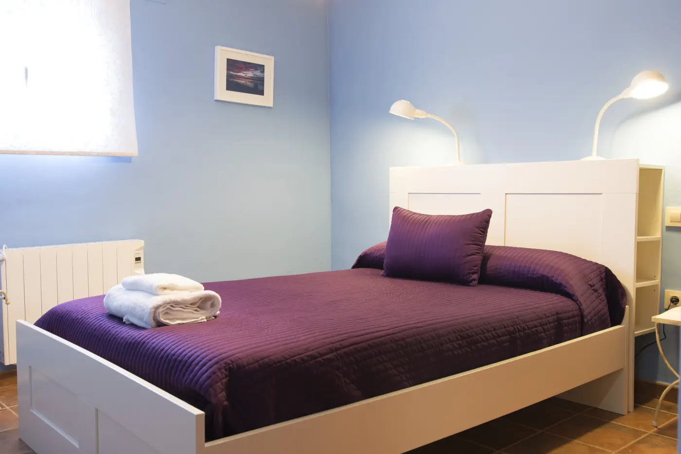 Dormitorio con cama vestida